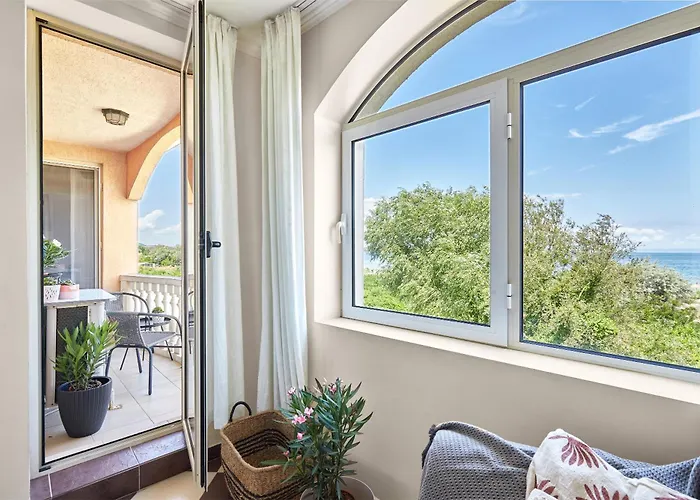 Front Luxury Апартамент *