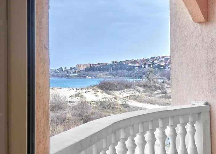 Front Luxury Апартамент *